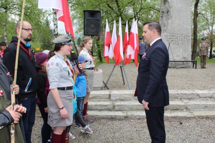 Harcerze składają meldunek burmistrzowi